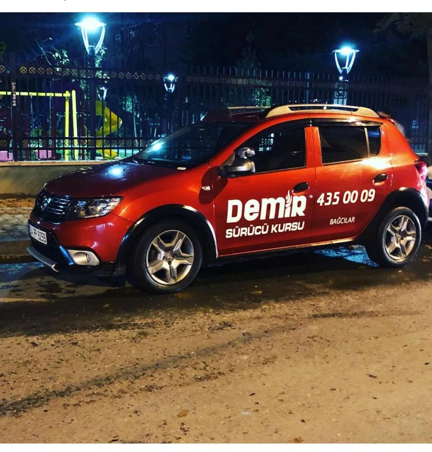 Demir Sürücü Kursu’nun kırmızı Dacia eğitim aracı