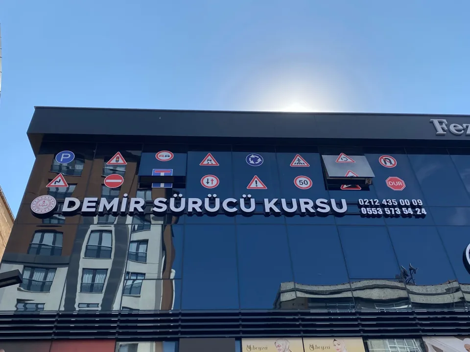 Demir Sürücü Kursu dış cephe ve tabelası
